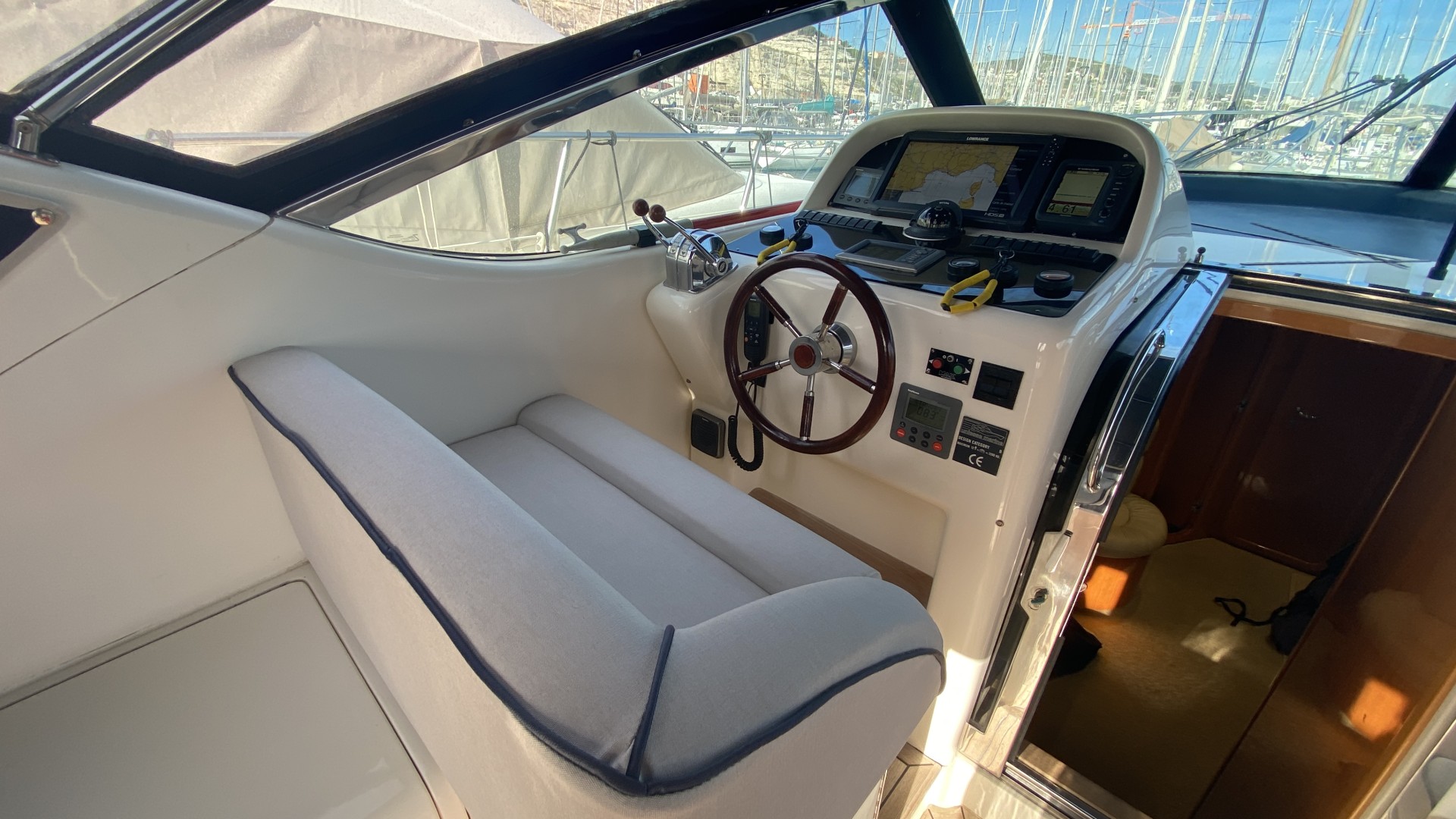UNIESSE - 42 à vendre