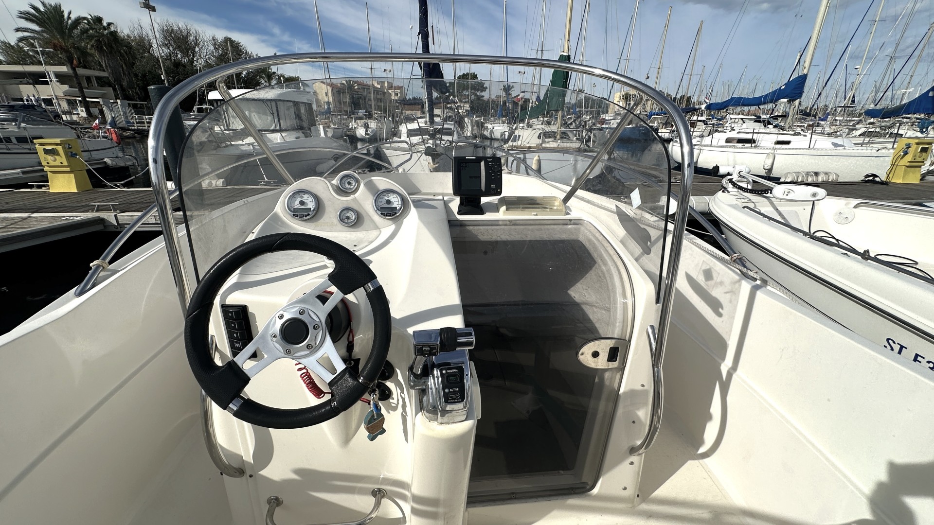 QUICKSILVER - 635 COMMANDER à vendre