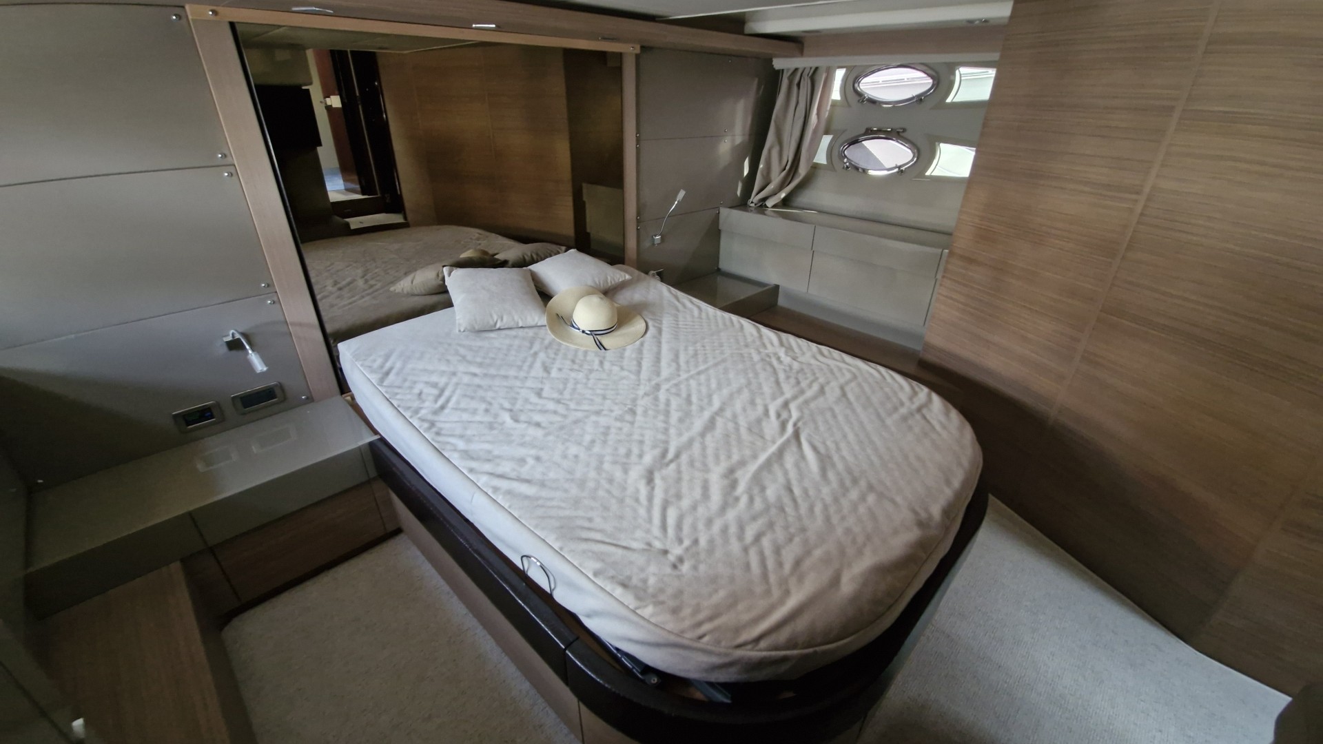 QUEENS - 54 à vendre