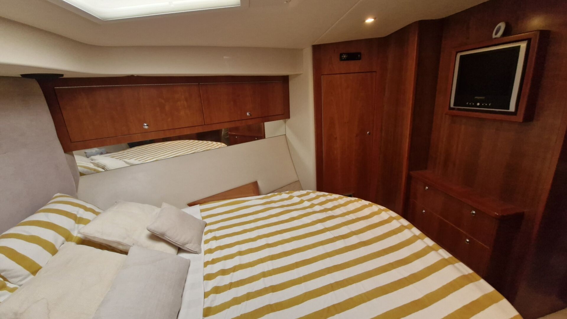 RIVIERA MARINE - 58 FLY à vendre